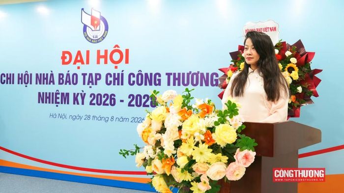 Đồng chí Nguyễn Thúy Hà - Trưởng ban Truyền thông - Chuyên đề trình bày tham luận với chủ đề Nâng cao trình độ chuyên môn, nghiệp vụ của người làm báo đáp ứng yêu cầu truyền thông đa nền tảng