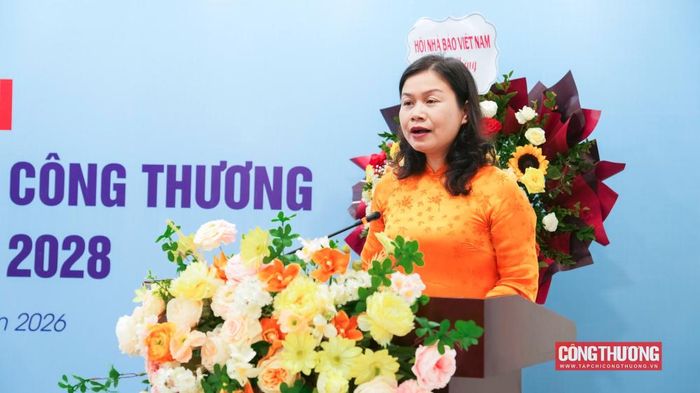  Đồng chí Ngô Thị Diệu Thúy - Phó Tổng biên tập, Thư ký Chi hội Nhà báo Tạp chí Công Thương trình bày Báo cáo tổng kết công tác Chi hội nhiệm kỳ 2023 - 2025 và phương hướng, nhiệm vụ nhiệm kỳ 2026 - 2028