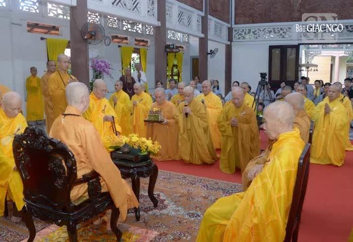 Thượng tọa Thích Tâm Minh, trụ trì thiền viện Vạn Hạnh tác bạch khánh tuế