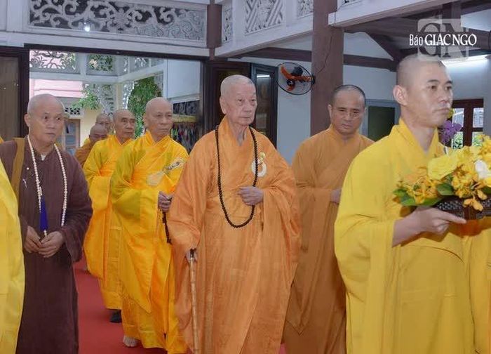Cung thỉnh Đức Pháp chủ cùng chư vị Trưởng lão Hội đồng Chứng minh quang lâm