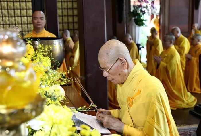 Hòa thượng Thích Châu Quang dâng hương bạch Phật