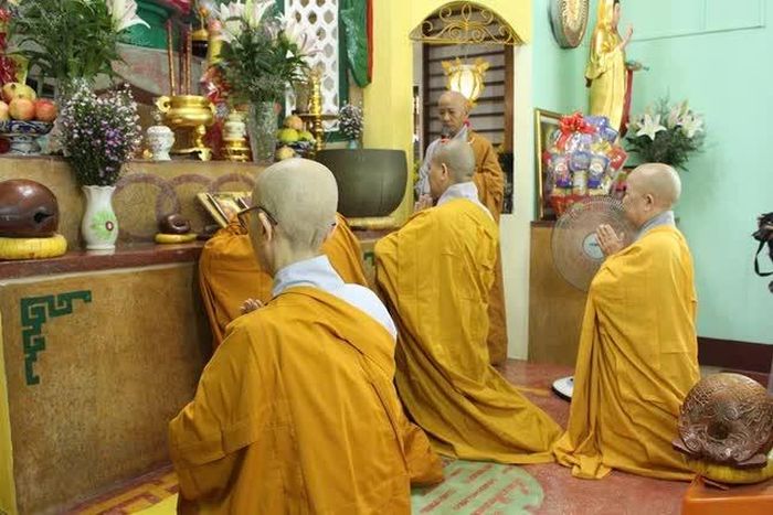 Dâng hương bạch Phật