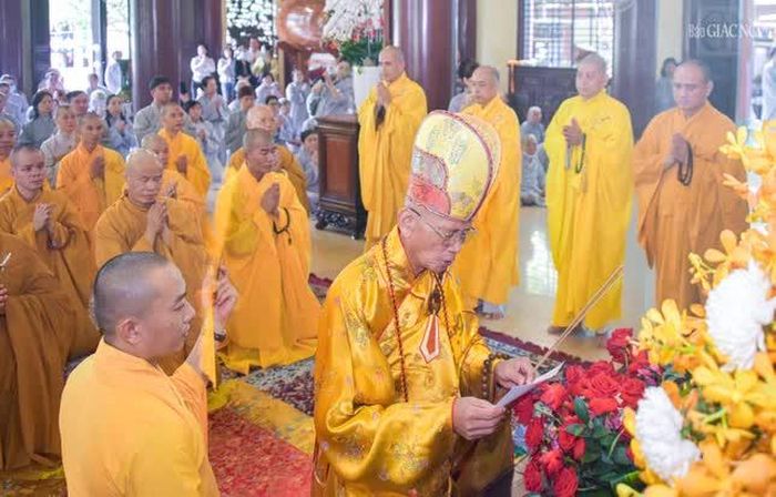 Hòa thượng Thích Huệ Tâm, viện chủ tổ đình Phổ Quang (TP.Huế) sám chủ, cùng chư Tăng cử hành lễ cúng ngọ theo nghi lễ Phật giáo truyền thống kinh đô Phú Xuân