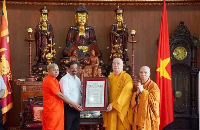Ông Hon.Gamagedara Disanayaka trao chứng nhận nguồn gốc Thánh tích Cội Bồ đề (Certificate of Authenticity)