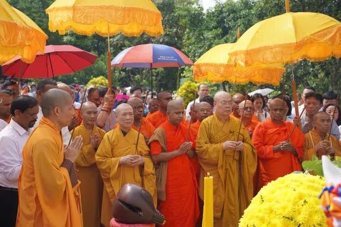 Chư tôn đức cùng các đại biểu cử hành lễ dâng hương cầu nguyện hòa bình cho thế giới
