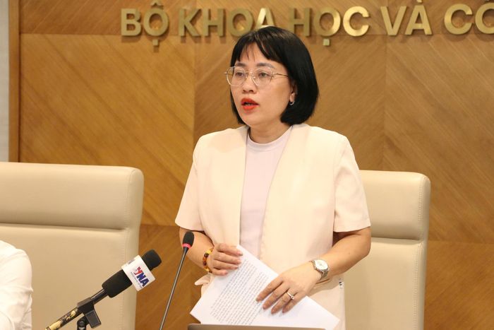 Giám đốc Trung tâm Truyền thông KH&CN Nguyễn Thị Hải Hằng chủ trì họp báo thường kỳ Bộ tháng 8/2026.