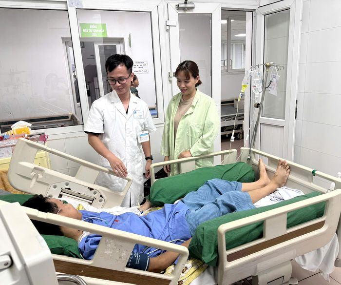 Bệnh nhân vượt cửa tử trở về sau hành trình 1 tháng điều trị tích cực tại Bệnh viện Thanh Nhàn.