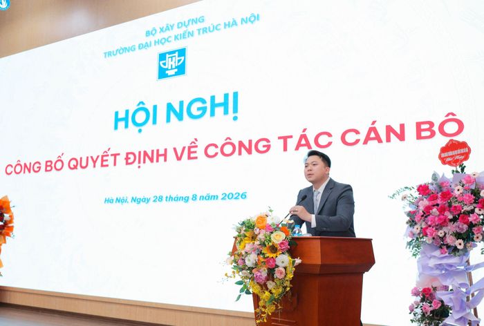 PGS.TS Trần Trung Hiếu trân trọng cảm ơn sự tin tưởng, tín nhiệm của lãnh đạo Bộ Xây dựng, Đảng ủy, Hội đồng trường, Ban Giám hiệu và tập thể cán bộ, giảng viên nhà trường.