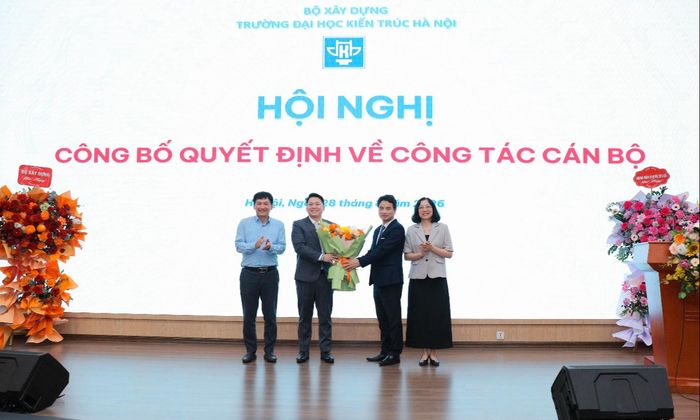 Hiệu trưởng Vũ Ngọc Anh chúc mừng tân Phó hiệu trưởng Trần Trung Hiếu.