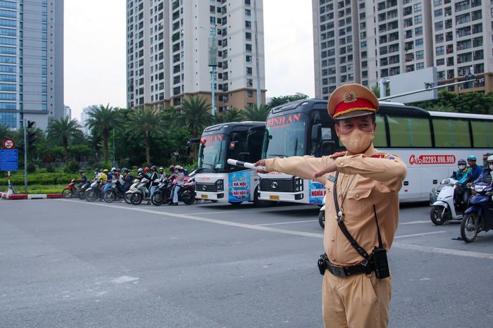 CSGT căng mình ứng trực, điều tiết giao thông trong ngày đầu nghỉ lễ. 