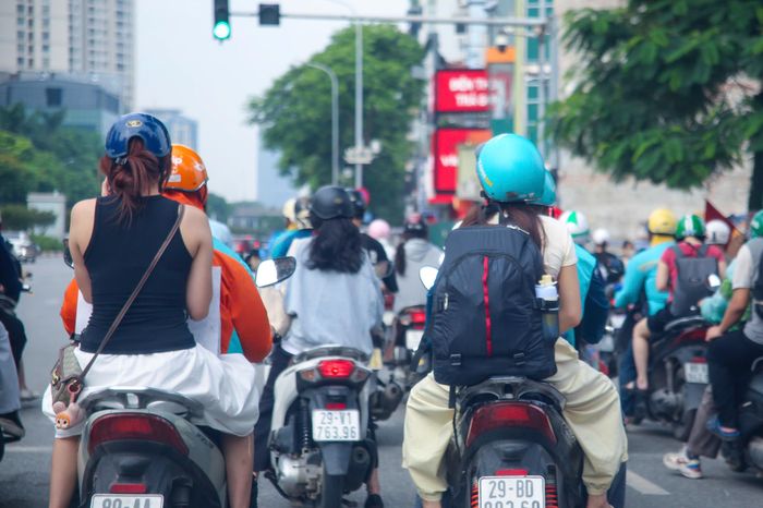 Dòng người hối hả rời Thủ đô đi các tỉnh. 