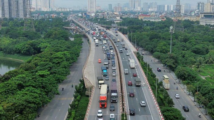 Khu vực Vành đai 3 trên cao, hướng đi ra cửa ngõ phía Nam, phương tiện tăng mạnh từ sáng sớm. Nhiều thời điểm, các dòng ô tô phải di chuyển chậm, nối thành hàng dài. Lượng xe tiếp tục dồn về các tuyến Nghiêm Xuân Yêm, Đỗ Mười và khu vực kết nối với cao tốc Pháp Vân - Cầu Giẽ.