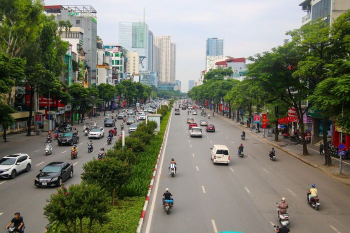 Trước dự báo lưu lượng phương tiện tăng cao, Phòng CSGT Công an TP Hà Nội đã huy động tối đa lực lượng, phương tiện, tập trung tại các tuyến huyết mạch, cửa ngõ ra vào thành phố, nút giao trọng điểm, bến xe, nhà ga để chủ động điều tiết giao thông. Các tổ công tác được bố trí từ sớm, phối hợp với các lực lượng chức năng tổ chức phân luồng từ xa, hướng dẫn phương tiện lựa chọn lộ trình phù hợp, xử lý nhanh các tình huống phát sinh, hạn chế nguy cơ ùn tắc kéo dài. Ngoài ra, lực lượng CSGT Hà Nội tiếp tục khai thác hệ thống camera ứng dụng trí tuệ nhân tạo để theo dõi tình hình giao thông theo thời gian thực, kịp thời phát hiện các điểm ùn ứ và triển khai phương án xử lý.Trong kỳ nghỉ lễ, lực lượng chức năng cũng tập trung xử lý các hành vi có nguy cơ gây ùn tắc và tai nạn như dừng, đỗ sai quy định, đi sai làn đường, đón trả khách không đúng nơi quy định, chạy quá tốc độ, không giữ khoảng cách an toàn và vi phạm nồng độ cồn.