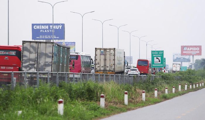 Khu vực trạm thu phí đông đúc, Đội CSGT đường bộ cao tốc số 3 bố trí 3 cán bộ, chiến sĩ điều tiết phương tiện qua trạm, tránh xảy ra va chạm gây ùn tắc kéo dài.