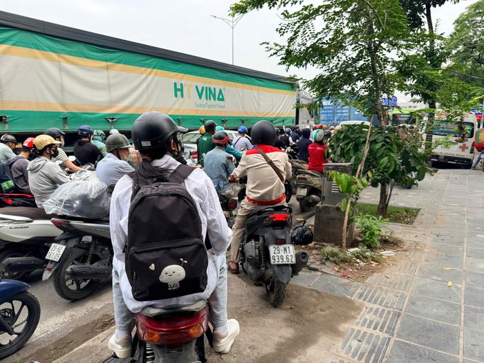 Người, xe chật như "nêm" trên đường. Trong ảnh nhiều người dân di chuyển về quê bằng phương tiện cá nhân. 