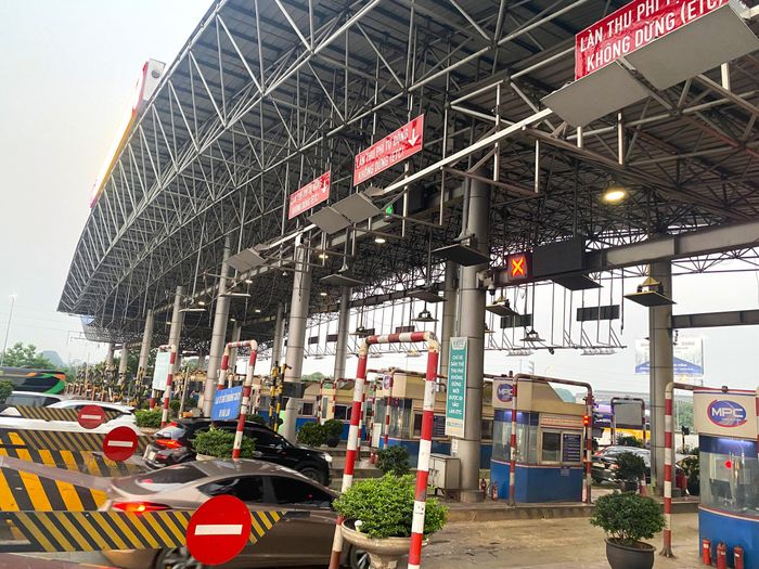 Đồng thời thực hiện các biện pháp bảo đảm an ninh, trật tự tại trạm thu phí, nhất là trên những tuyến giao thông trọng điểm; chủ động phương án ứng phó, xử lý sự cố, tai nạn hoặc ùn tắc và bố trí nhân lực phối hợp với lực lượng chức năng khi cần thiết.