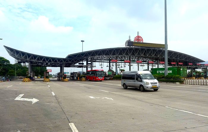 Đặc biệt, các trạm thu phí dịch vụ sử dụng đường bộ phải xây dựng phương án tăng cường nhân viên trực, gác; phối hợp phân luồng, điều tiết giao thông hợp lý. Trường hợp cần thiết, các trạm phải thực hiện mở cửa để giải tỏa ùn tắc giao thông theo quy định.
