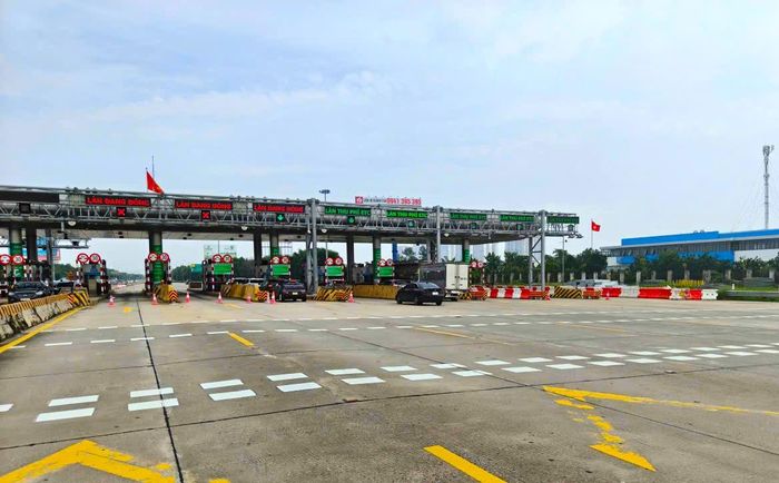 Tương tự trên tuyến cao tốc Hà Nội - Hải Phòng lượng phương tiện trong sáng nay có tăng nhẹ, phương tiện lưu thông bình thường qua trạm thu phí.