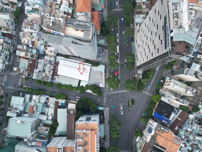 Khu đất thứ hai tại số 257 đường Trần Hưng Đạo có diện tích 2.341,9m2, tương đương khoảng 0,23ha. Ngày 25/8/2026, UBND TP.HCM ban hành Quyết định số 5495/QĐ-UBND về việc thu hồi khu đất và giao Trung tâm Phát triển quỹ đất TP quản lý. Theo hồ sơ quy hoạch, khu đất gồm một phần diện tích có chức năng đất hỗn hợp, một phần là đất ở hiện hữu chỉnh trang và phần còn lại là đất giao thông. (Trong ảnh, khu đất số 257 Trần Hưng Đạo).