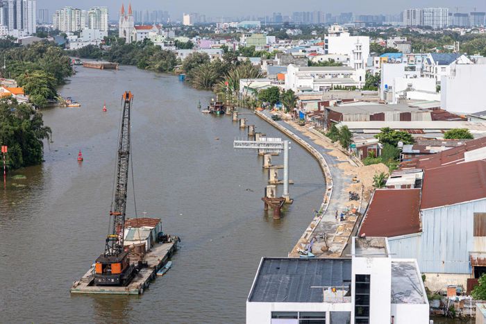 Cống ngăn triều Phú Định hiện đã đạt khoảng 91% khối lượng thi công. Các hạng mục chính gồm âu thuyền, buồng bơm, trụ tháp, dầm van và cửa van chính đã hoàn thành. Hiện, công trường đang tiếp tục thi công kè mang cống, thảm đá gia cố lòng sông, đồng thời lắp đặt hệ thống thiết bị MEP, máy bơm và SCADA.