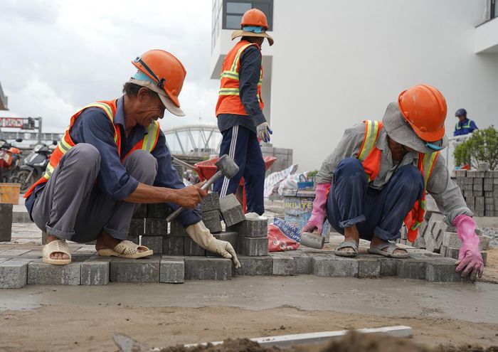 Trong đó, cống ngăn triều Tân Thuận hiện đã đạt khoảng 96% khối lượng thi công. Các hạng mục chính như âu thuyền, buồng bơm, bến neo, trụ tháp, cầu công tác, dầm van và cửa van đã cơ bản hoàn thành. Hiện, công trình đang tiếp tục hoàn thiện nhà quản lý, các hạng mục cảnh quan, đồng thời lắp đặt hệ thống thiết bị cơ điện và máy bơm.