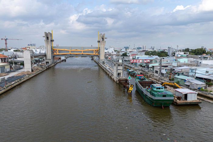 Theo kế hoạch ban đầu, dự án hoàn thành năm 2018, giúp kiểm soát ngập cho khu vực rộng 570km2 ở bờ hữu sông Sài Gòn và trung tâm TP.HCM, nơi có khoảng 6,5 triệu người sinh sống. Trong quá trình thực hiện, dự án phát sinh một số vướng mắc, trong đó có vấn đề liên quan đến phương án thanh toán hợp đồng BT, khiến việc thanh toán cho nhà đầu tư kéo dài.