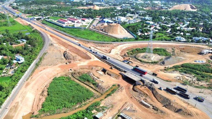 Đường sá thông thoáng, phương tiện lưu thông êm thuận trên cao tốc Hòa Liên - Túy Loan.