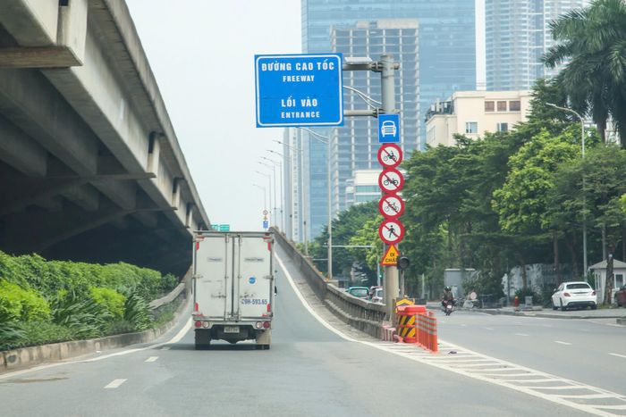 Tại các cửa ngõ ra vào Thủ đô và những tuyến, nút giao trọng điểm hay lối dẫn lên Vành đai 3 trên cao thường ngày vốn ùn tắc, lực lượng CSGT đã chủ động triển khai phương án ứng trực, điều tiết, phân luồng, kịp thời xử lý các tình huống phát sinh, không để xảy ra ùn tắc kéo dài.