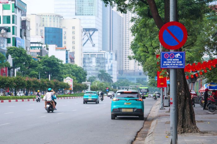 Các lỗi phổ biến được ghi nhận gồm: Không chấp hành hiệu lệnh của đèn tín hiệu giao thông; dừng, đỗ sai quy định; đi vào đường cấm, đi ngược chiều, không đội mũ bảo hiểm; đón trả khách tràn lan...