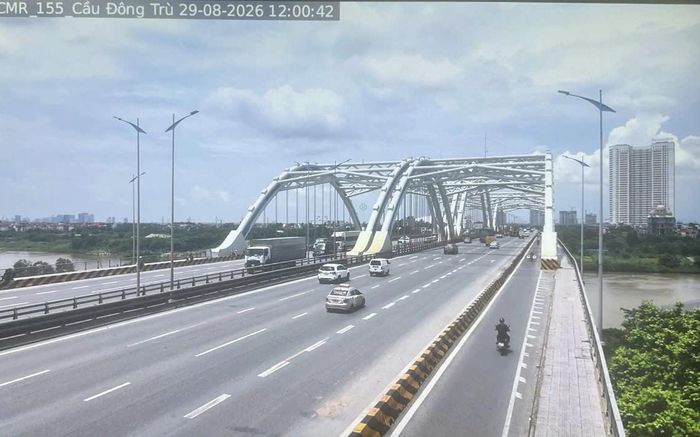 Nhiều trục đường khác như cầu Đông Trù, Phạm Văn Đồng, Võ Văn Kiệt, quốc lộ 2 hướng ra các tuyến cao tốc Nội Bài - Lào Cai, giao thông cũng cơ bản ổn định, phương tiện lưu thông thông suốt.
