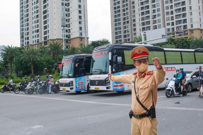 CSGT Hà Nội khuyến cáo, người dân cần tuân thủ pháp luật về trật tự an toàn giao thông và hướng dẫn của lực lượng chức năng; tuyệt đối không sử dụng rượu, bia khi điều khiển phương tiện, không phóng nhanh, vượt ẩu, dừng, đỗ tùy tiện, góp phần bảo đảm an toàn cho chính mình và cộng đồng.
