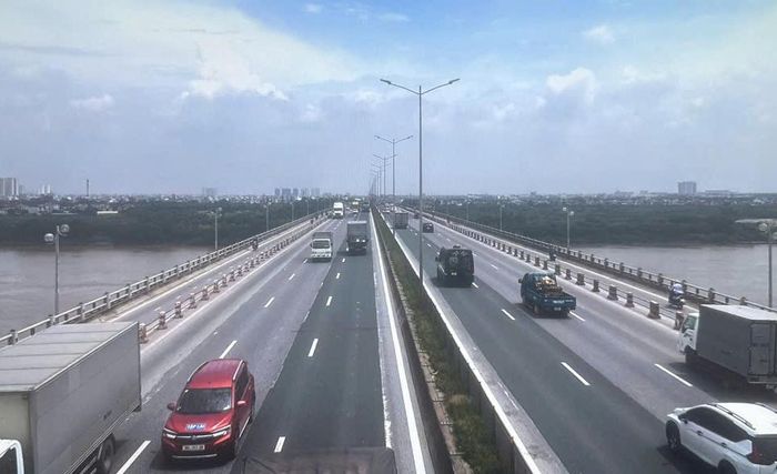 Tại cửa ngõ phía Nam, các tuyến Giải Phóng, Đỗ Mười, quốc lộ 1B ghi nhận tình hình giao thông ổn định. Đội CSGT số 14 cho biết, đơn vị đã bố trí lực lượng chủ động điều tiết, phân luồng tại các nút giao, bảo đảm người dân di chuyển thuận lợi theo hướng dẫn, hiệu lệnh của lực lượng chức năng.