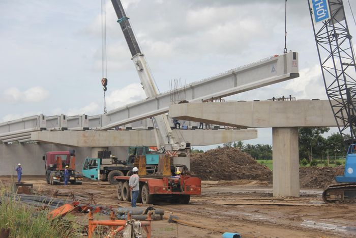 Thi công lao lắp dầm cầu vượt nút giao cao tốc Mỹ An - Cao Lãnh với đường Hồ Chí Minh qua Đồng Tháp.