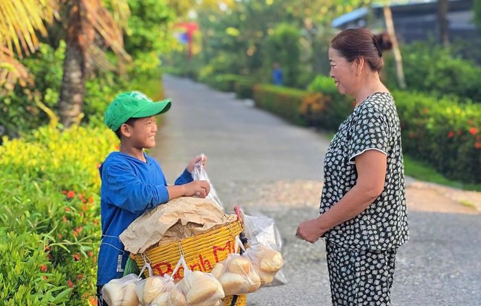 Mỗi ổ bánh mì bán được lời 1.000 đồng, chính là tiền mua sách vở cho năm học mới của Bằng.