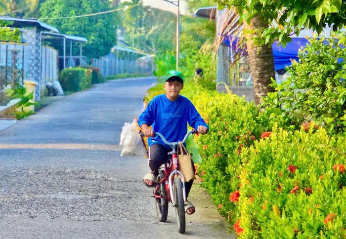 Bằng vất vả mưu sinh trong khi bạn bè đồng trang lứa có kỳ nghỉ hè vui vẻ cùng gia đình.