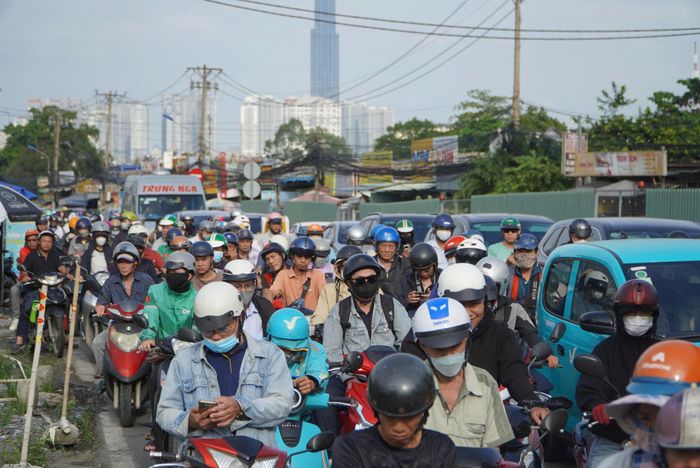 Áp lực từ cao tốc tiếp tục lan xuống các tuyến đường kết nối như Võ Chí Công, Nguyễn Duy Trinh và khu vực dẫn vào phà Cát Lái. Tại đường Võ Chí Công, đoạn từ vòng xoay Liên Phường về phía phà Cát Lái, ô tô, xe máy và xe container nối đuôi nhau. Một số người dân cho biết dù chủ động xuất phát từ sáng sớm để tránh ùn tắc, họ vẫn mất nhiều thời gian mới có thể tiếp cận cao tốc.