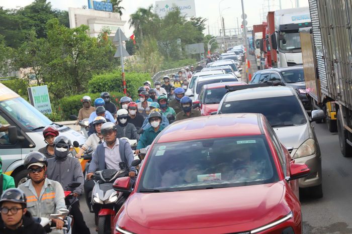 Chị Kim Anh, người dân đi Vũng Tàu, cho biết dự định lên cao tốc TP.HCM - Long Thành để rút ngắn thời gian di chuyển nhưng khi đến khu vực vòng xoay Phú Hữu đã gặp ùn ứ. Theo chị, quãng đường từ cầu Phú Mỹ đến vòng xoay Phú Hữu mất khoảng một giờ, xe phải nhích từng chút.