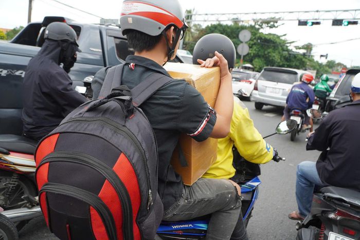 Trong khi đó, không khí tại Bến xe Miền Tây cũng trở nên náo nhiệt. Từ sáng sớm, hành khách mang theo vali, ba lô, túi xách và nhiều đồ đạc tập trung tại bến để lên xe về quê. Các quầy vé, khu vực chờ và lối ra vào bến xe liên tục có người qua lại, nhiều chuyến xe xuất bến với lượng khách cao.
