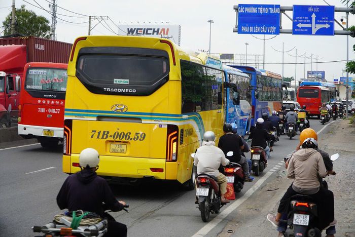 Tại cửa ngõ phía Tây, dòng phương tiện cũng đông đúc ngay từ sáng sớm. Trên các tuyến đường hướng về miền Tây, lượng xe khách, ô tô con và xe máy nối tiếp nhau, nhiều phương tiện chở theo hành lý, đồ đạc lỉnh kỉnh. Các gia đình tranh thủ rời TP.HCM về quê hoặc đi du lịch khiến giao thông tại một số đoạn trở nên đông đúc, phương tiện phải di chuyển chậm.