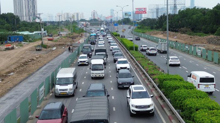 Theo ghi nhận trong ngày đầu của kỳ nghỉ lễ Quốc khánh 2/9, lượng phương tiện từ TP.HCM đi Đồng Nai, Lâm Đồng, Khánh Hòa, Bà Rịa - Vũng Tàu cũ và các địa phương phía Đông tăng mạnh.