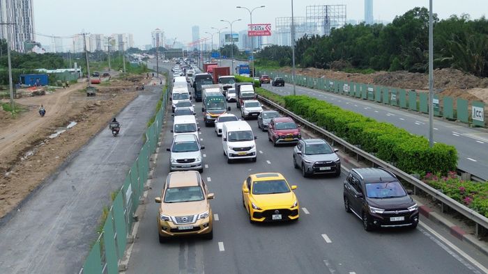 Trên cao tốc TP.HCM - Long Thành - Dầu Giây, dòng xe nối dài từ nút giao An Phú đến khu vực trạm thu phí Long Phước, có thời điểm kéo dài khoảng 10km. Hàng nghìn ô tô phải di chuyển chậm, nhiều thời điểm gần như đứng yên.