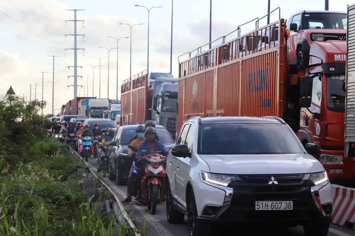 Trước đó, Sở Xây dựng TP.HCM dự báo, do nhu cầu đi lại tăng cao, nhiều khu vực có nguy cơ ùn tắc như nút giao An Phú, Tân Vạn; các tuyến dẫn vào cao tốc TP.HCM - Long Thành - Dầu Giây; đường dẫn Bình Thuận - Chợ Đệm, Võ Trần Chí; quốc lộ 13, quốc lộ 51. Ngoài ra, các tuyến Mỹ Phước - Tân Vạn, ĐT.741, ĐT.743, ĐT.747, khu vực phà Bình Khánh, phà Cát Lái...