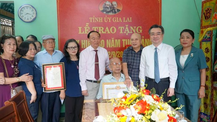 Đồng chí Phan Ngọc Bích vui mừng và xúc động khi được trao huy hiệu Đảng trong dịp quốc khánh 2-9.