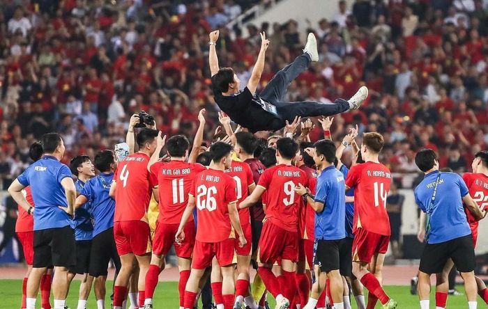 HLV Kim Sang-sik vừa giúp tuyển Việt Nam vô địch AFF Cup 2026. 