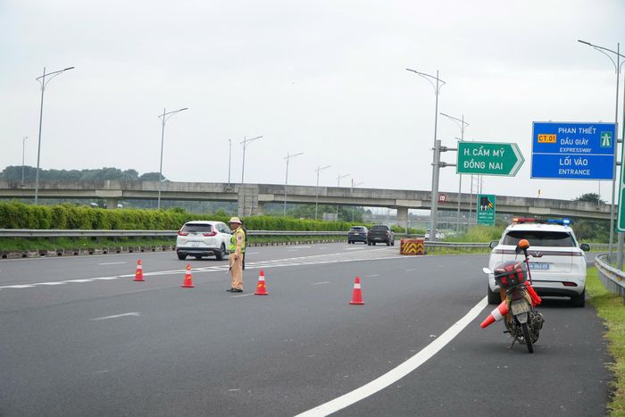 CSGT có mặt điều tiết lượng phương tiện ra vào cao tốc.