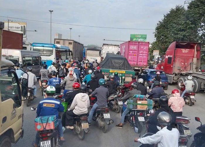 Nhiều tuyến quốc lộ, đường tỉnh xảy ra ùn ứ nặng trong ngày đầu nghỉ lễ.