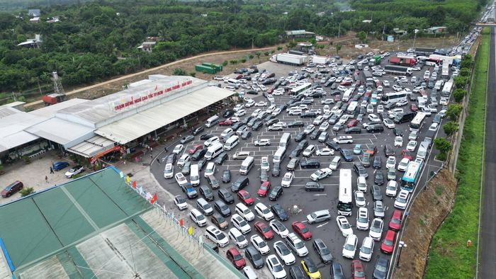 Lượng xe lớn cùng thời điểm đổ vào trạm dừng nghỉ khiến khu vực rơi vào cảnh ùn tắc.