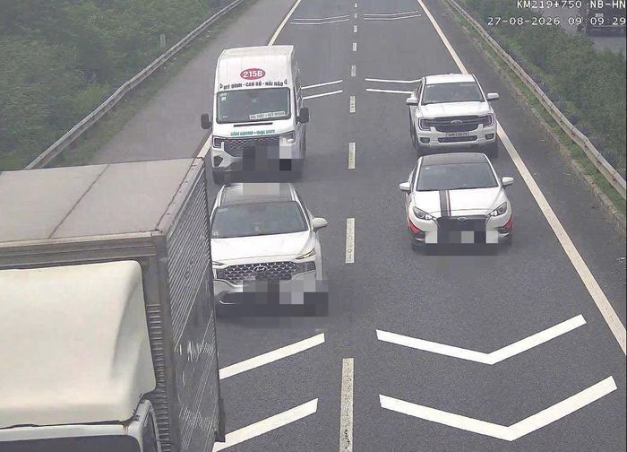 Trong ba ngày, Cục CSGT xử lý 19 tài xế không giữ khoảng cách an toàn trên cao tốc.