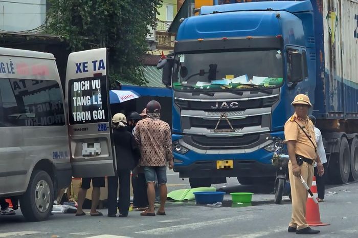 Người đi bộ tử vong sau va chạm với xe đầu kéo trên quốc lộ 1A.