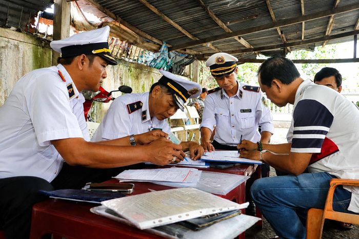 Các chủ bến ký cam kết chấp hành nghiêm các quy định đảm bảo trật tự an toàn giao thông đường thủy.